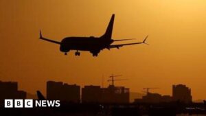 FAA investigates near-collision at Phoenix airport – BBC