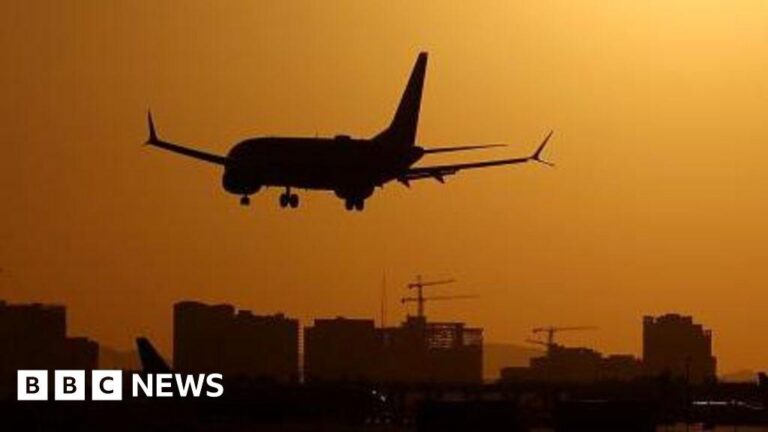 FAA investigates near-collision at Phoenix airport – BBC