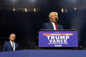 Donald Trump thanks Arizona, says he’ll back Karrin Taylor Robson if she runs for governor – The Arizona Republic