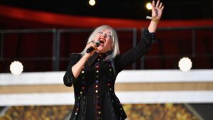 Cyndi Lauper’s final Phoenix concert: A gloriously fiery goodbye – The Arizona Republic