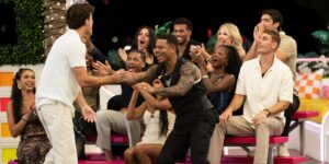 Love Island USA fans meet up at Phoenix bar to watch popular show – The Arizona Republic