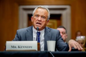 RFK Jr. hiked ‘extremely difficult’ Phoenix trail in July heat – while wearing jeans – USA Today
