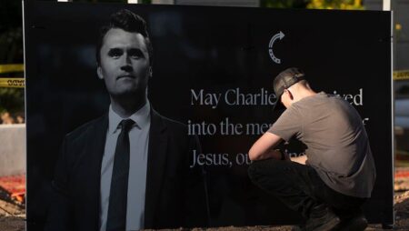 Mourners reflect on Charlie Kirk at Turning Point’s Phoenix headquarters – azcentral.com and The Arizona Republic