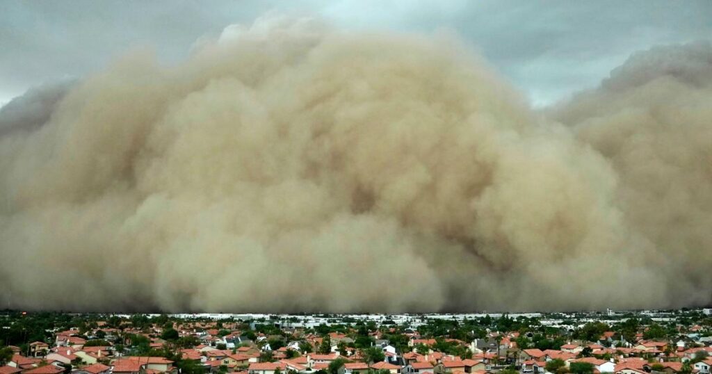 Massive dust storm engulfs Phoenix, followed by monsoon, grounding hundreds of flights – CBS News