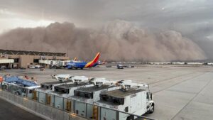 Video shows apocalyptic-like scenes as dust storm towers over Phoenix – USA Today