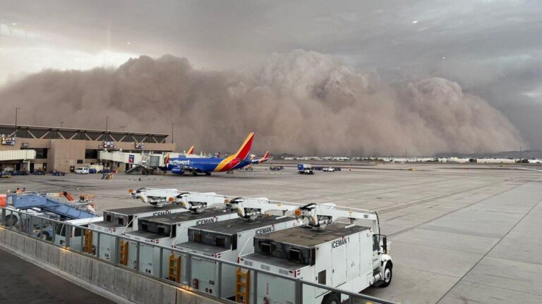 Breathtaking Video Shows Towering Apocalyptic Dust Storm Engulfing Phoenix Video shows apocalyptic-like scenes as dust storm towers over Phoenix – USA Today