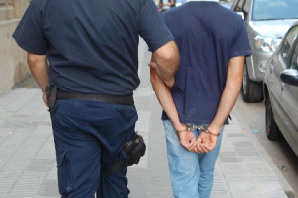 Hombre detenido por acto repugnante en el monumento a Charlie Kirk ante la sede de Turning Point en Phoenix – Fox News