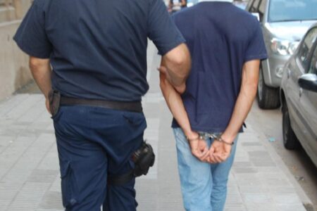 Hombre arrestado tras acto indignante en el monumento a Charlie Kirk frente a la sede de Turning Point en Phoenix Hombre detenido por acto repugnante en el monumento a Charlie Kirk ante la sede de Turning Point en Phoenix – Fox News